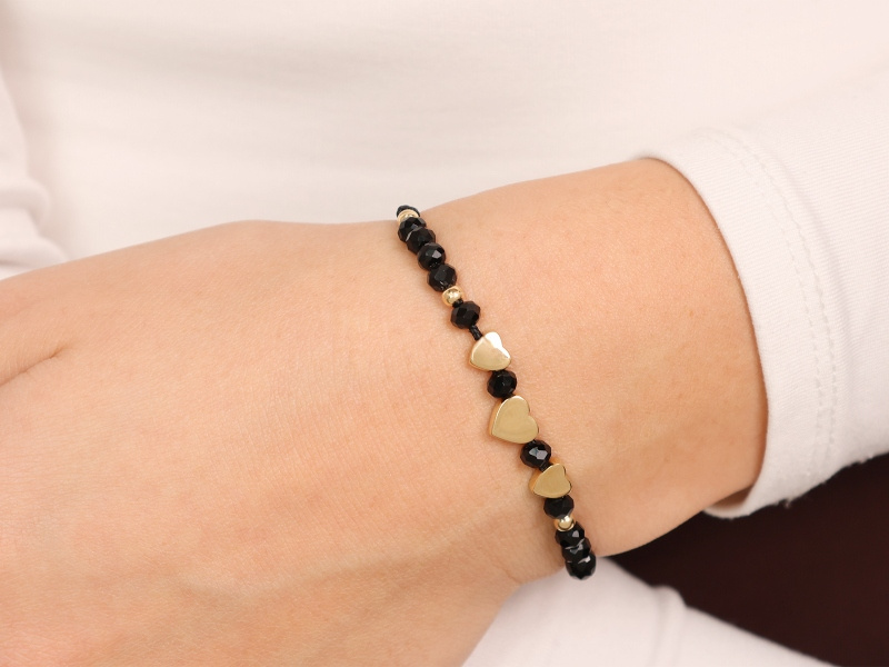 Złota bransoletka serca z Onyksami na czarnym sznurku