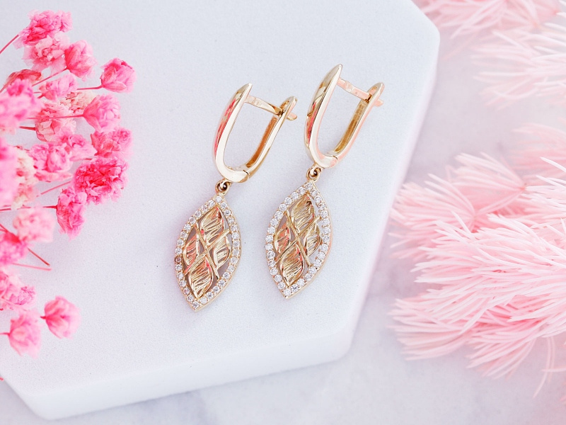 Złote kolczyki wiszące z cyrkoniami