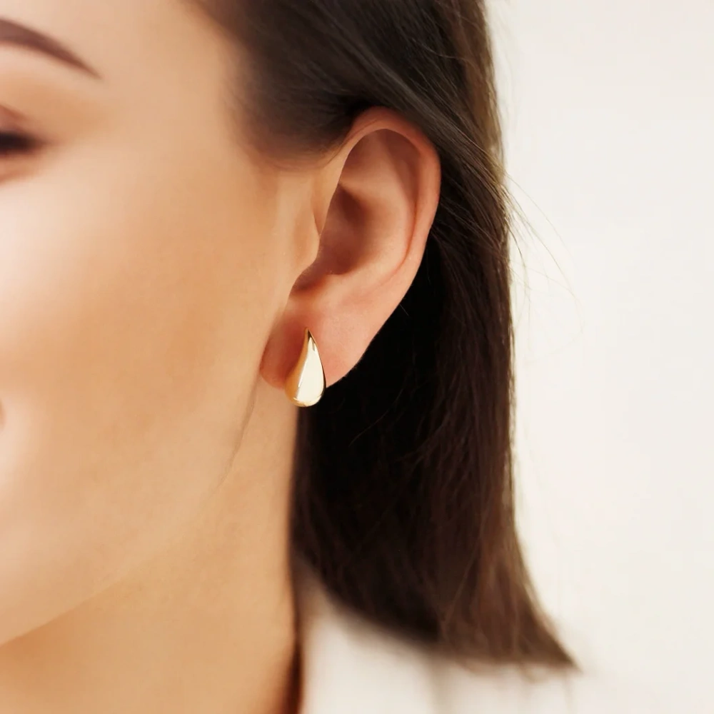 Złote kolczyki krople