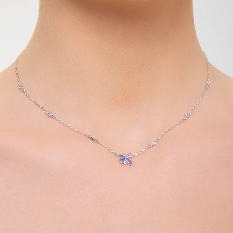 Naszyjnik srebrny z zawieszką z cyrkoniami 