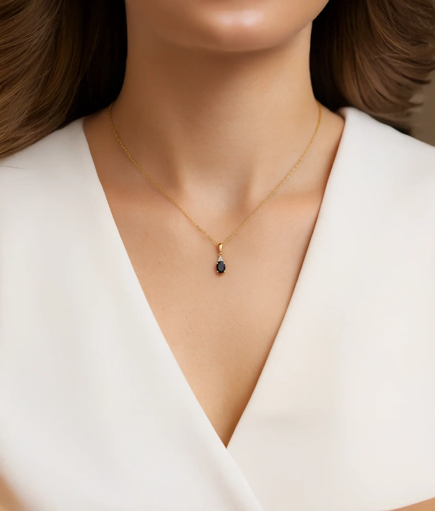 Złota zawieszka z onyksem i diamentami