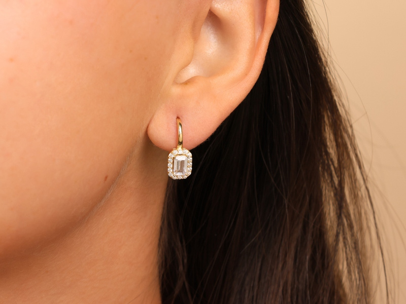 Złote kolczyki wiszące z cyrkoniami