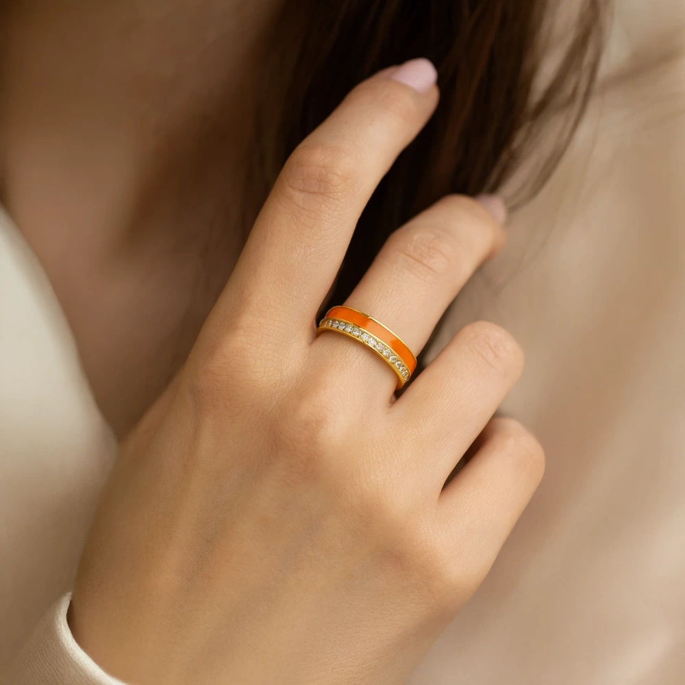 Obrączka pozłacana z pomarańczową emalią cyrkonie