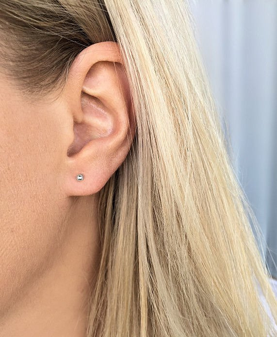 Kolczyki srebrne rodowane kulki 2 mm