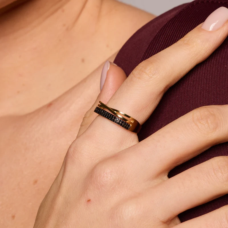Pierścionek pozłacany z czarnymi cyrkoniami