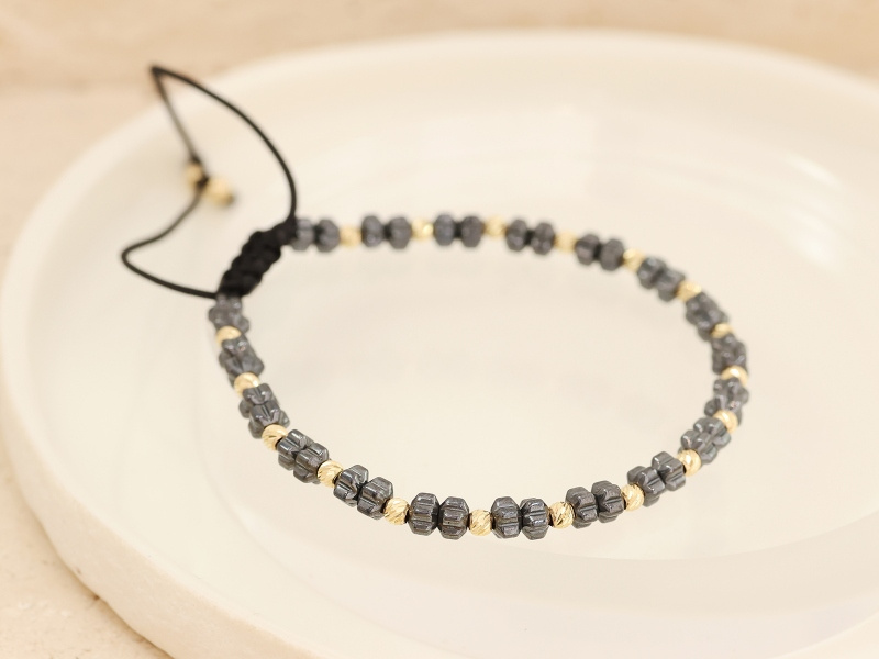 Złota bransoletka z hematytem na czarnym sznurku