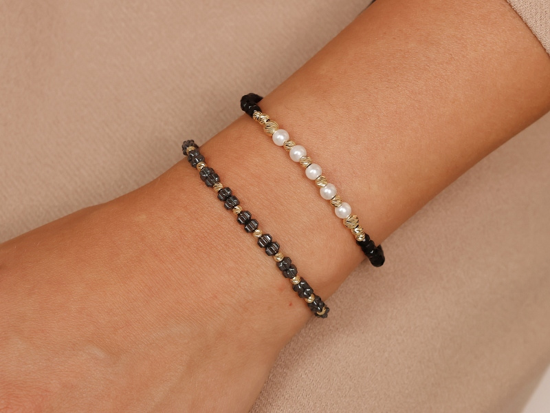 Złota bransoletka z hematytem na czarnym sznurku