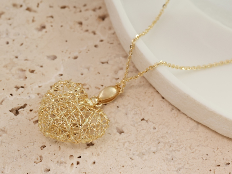Złoty naszyjnik z ażurowym sercem
