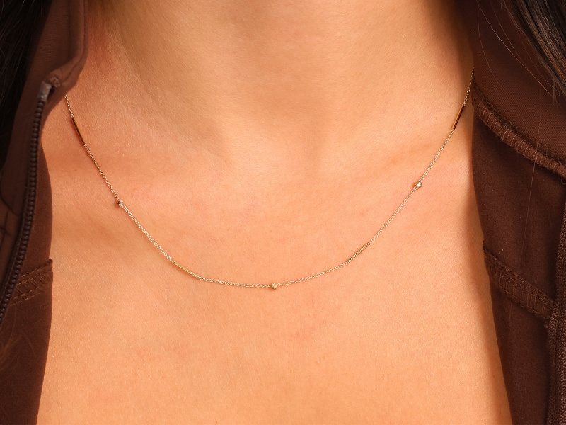 Złoty naszyjnik z delikatnymi elementami