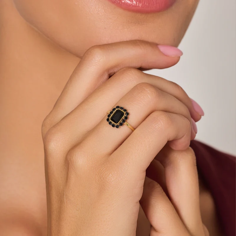 Pierścionek pozłacany z czarnymi cyrkoniami