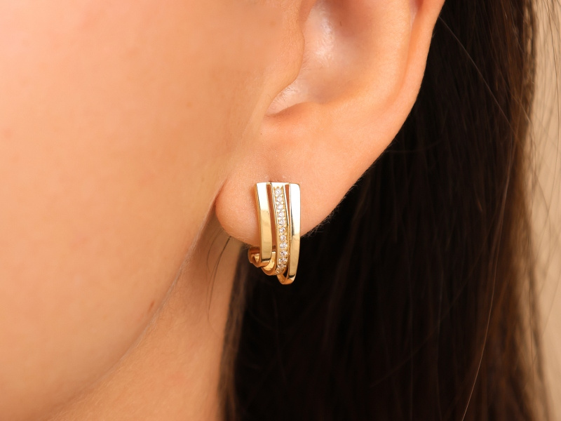 Złote kolczyki wiszące z cyrkoniami