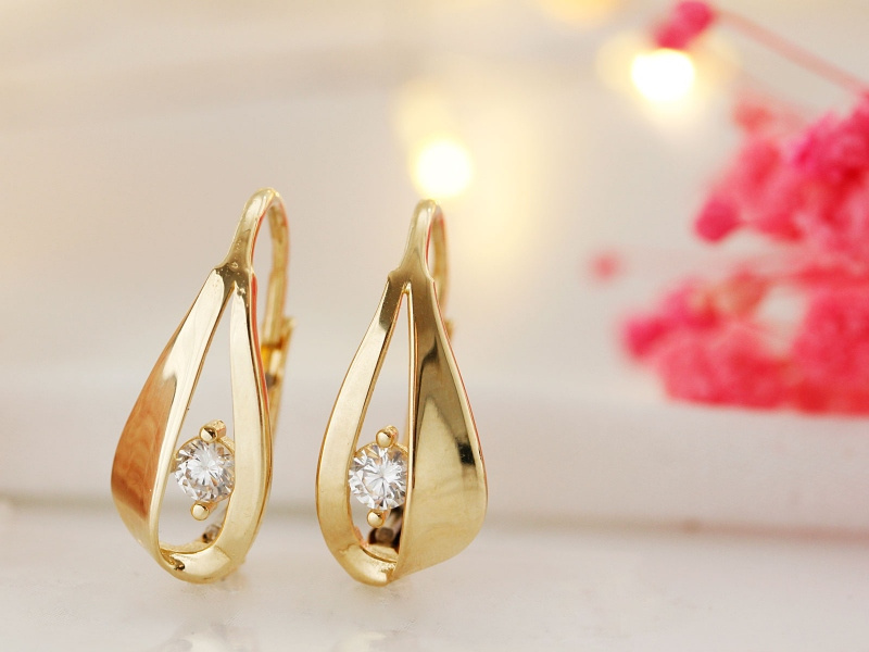 Złote kolczyki wiszące z cyrkoniami