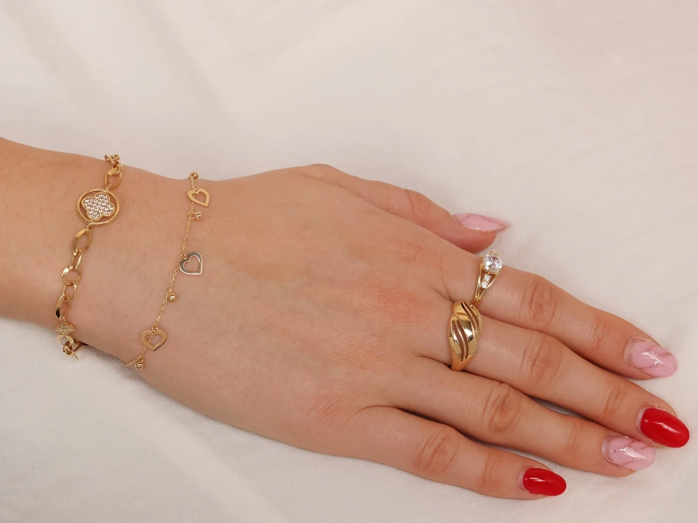 Złota bransoletka z kuleczkami i serduszkami