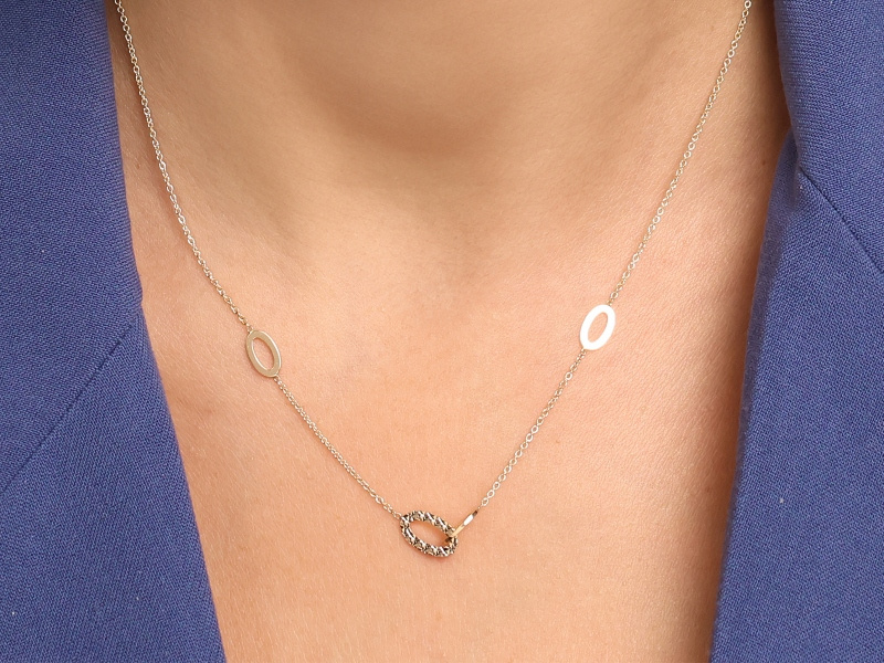 Złoty naszyjnik z owalnymi elementami