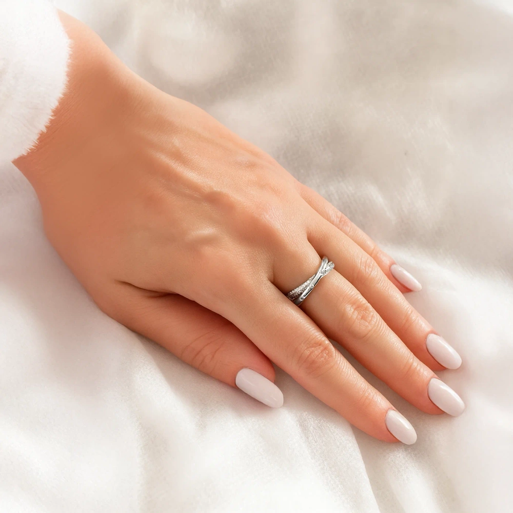 Pierścionek srebrny z cyrkoniami skrzyżowany