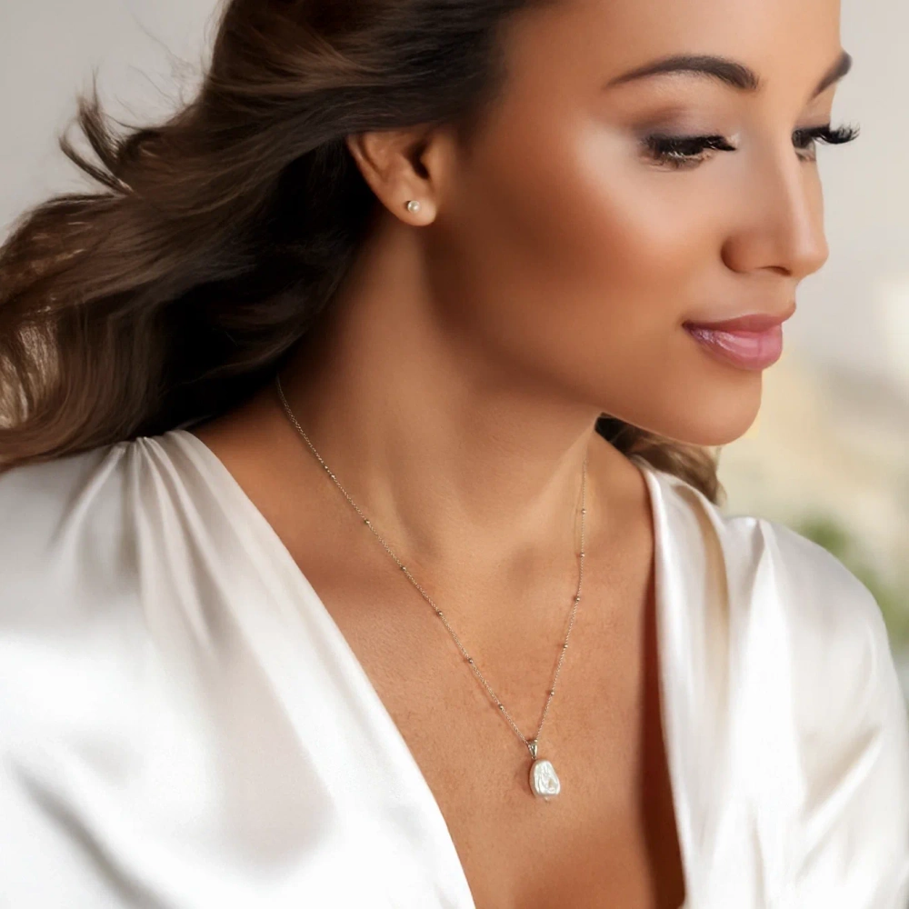 Naszyjnik srebrny z wiszącą perłą na ozdobnym łańcuszku