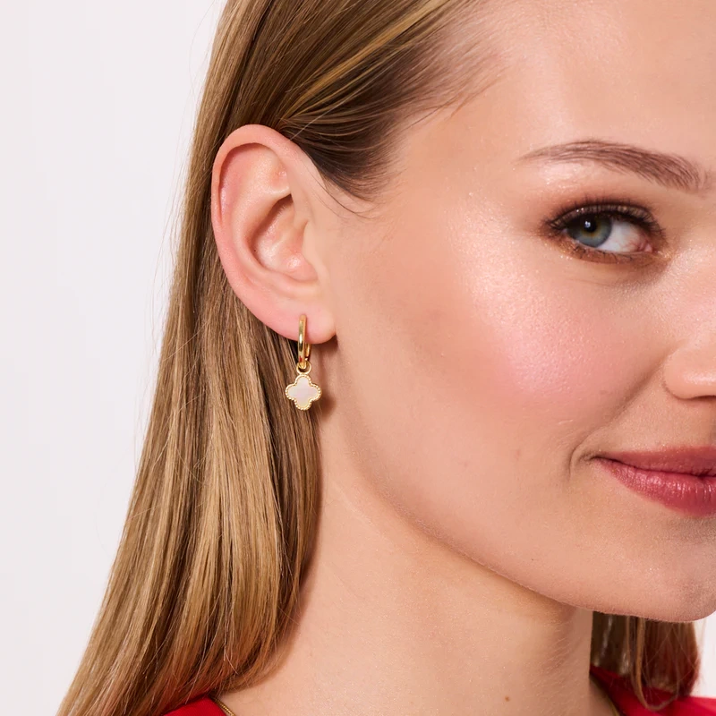 Kolczyki pozłacane koniczynki wiszace z masą perłową