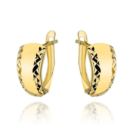 Kolczyki złote gładkie wiszące przy uchu