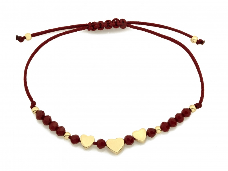 Złota bransoletka serca na bordowym sznurku