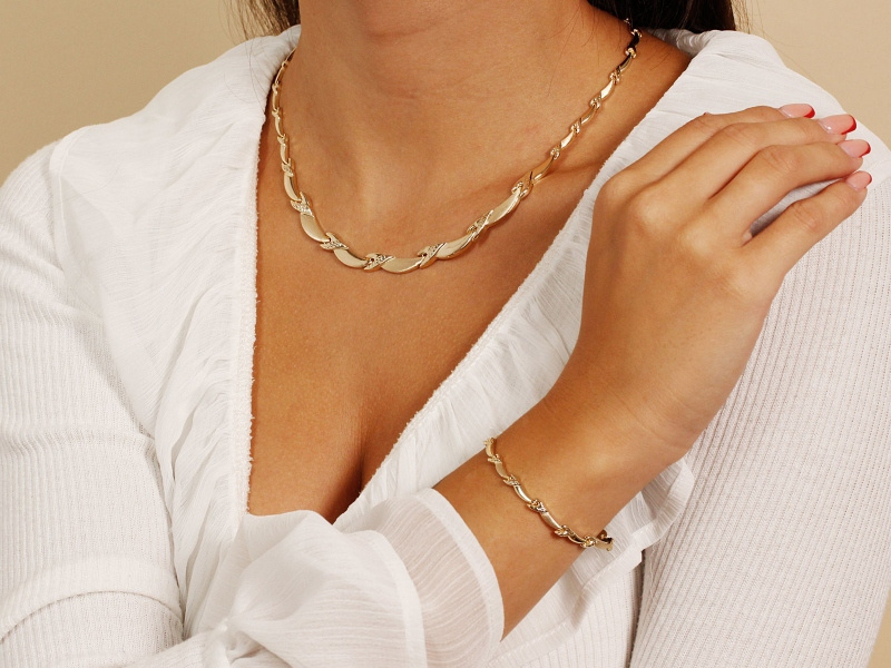 Naszyjnik złoty kolia z satynowanych i błyszczących elementów