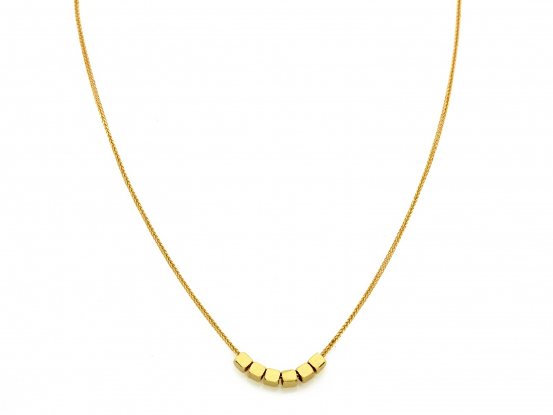 Złoty naszyjnik z delikatnymi elementami