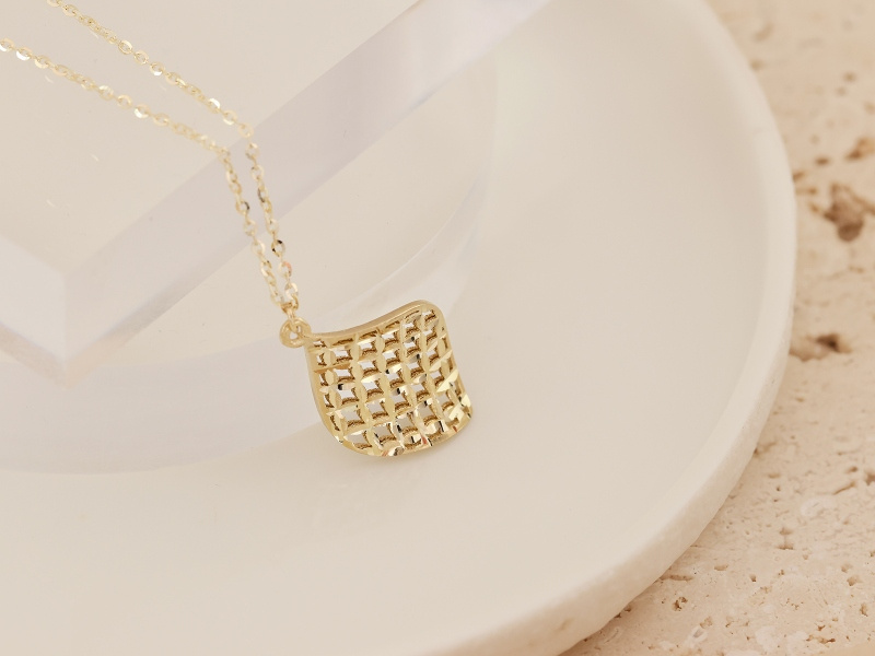 Złoty naszyjnik z ażurową zawieszką