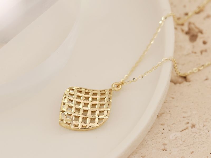 Złoty naszyjnik z ażurową zawieszką