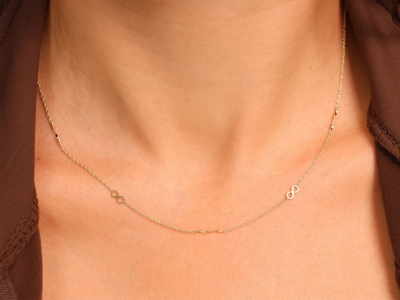 Złoty naszyjnik z nieskończonością