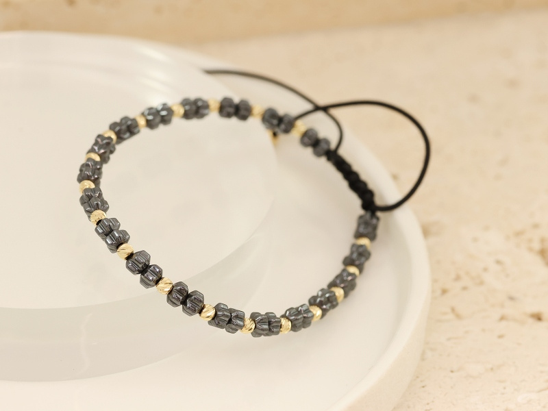 Złota bransoletka z hematytem na czarnym sznurku