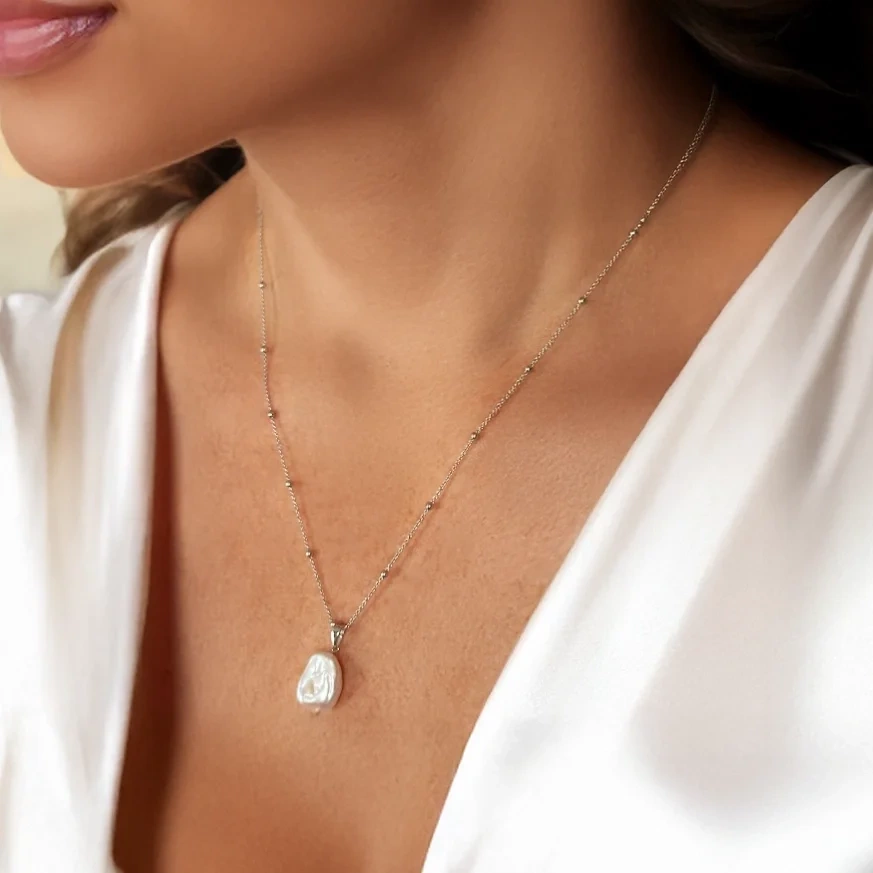 Naszyjnik srebrny z wiszącą perłą na ozdobnym łańcuszku