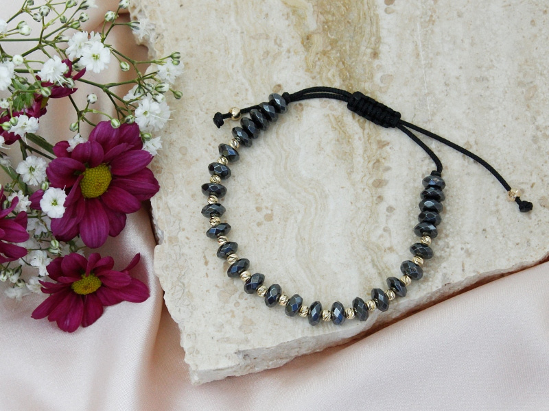 Złota bransoletka z hematytem na czarnym sznurku