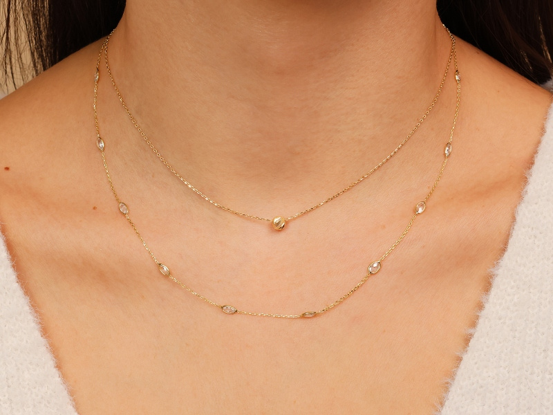 Złoty naszyjnik z diamentowaną kulką