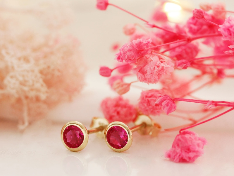Złote kolczyki sztyft z rubinowymi cyrkoniami