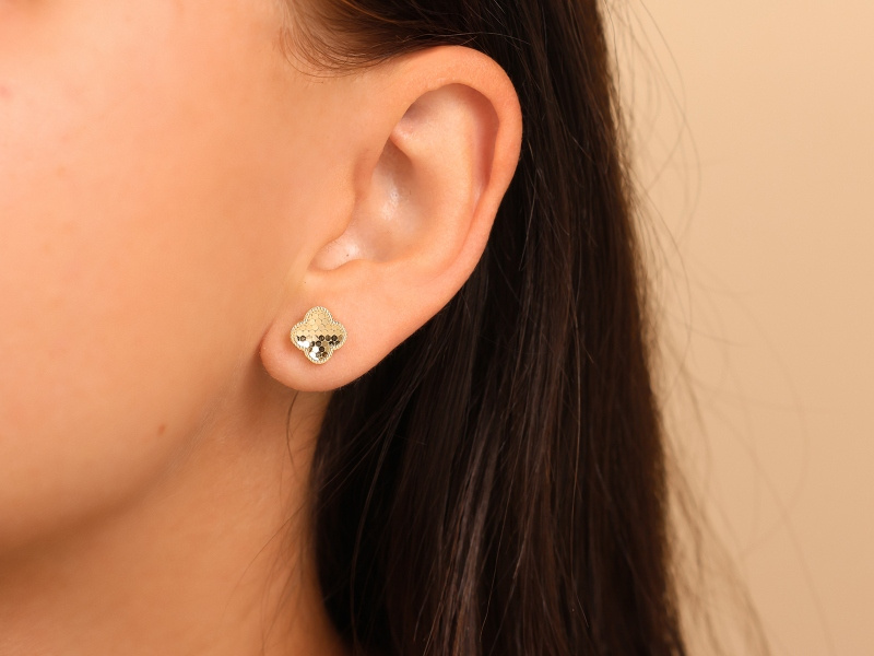 Złote kolczyki koniczynki