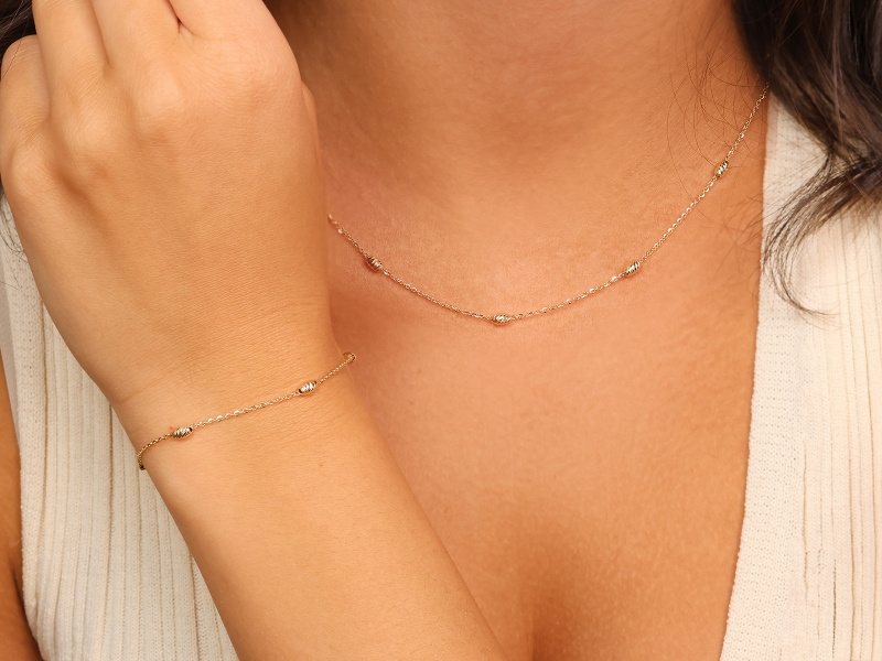 Złoty naszyjnik z diamentowanymi kulkami