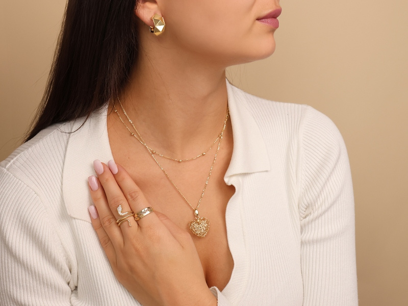 Złoty naszyjnik z ażurowym sercem