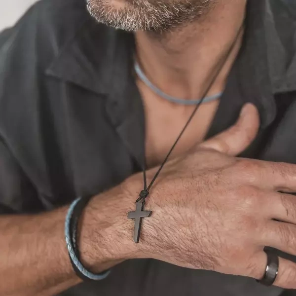 Naszyjnik ze stali szlachetnej z czarnym krzyżem na czarnym sznurku