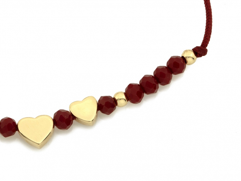 Złota bransoletka serca na bordowym sznurku