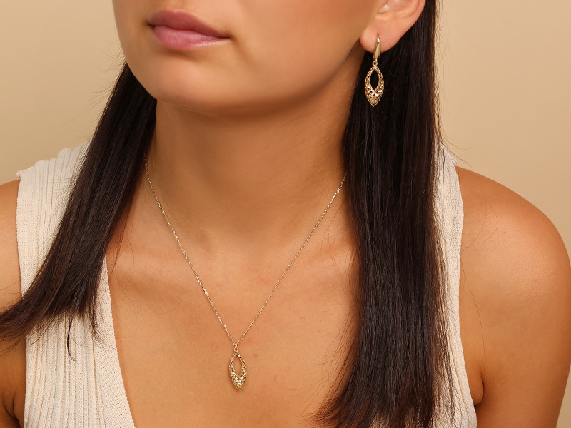 Złoty naszyjnik z ażurową zawieszką