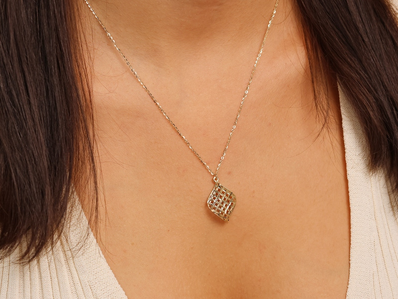 Złoty naszyjnik z ażurową zawieszką