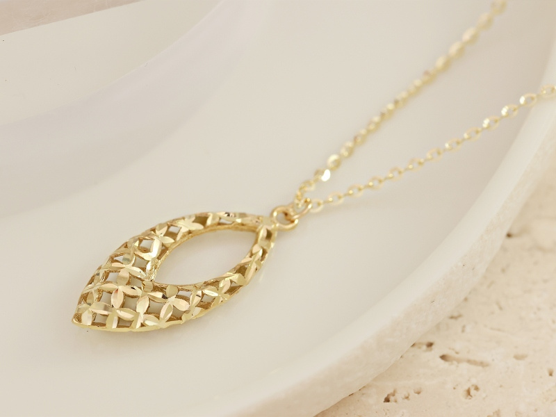 Złoty naszyjnik z ażurową zawieszką