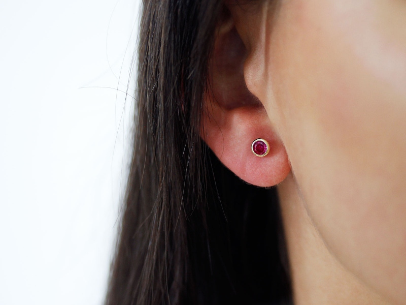 Złote kolczyki sztyft z rubinowymi cyrkoniami