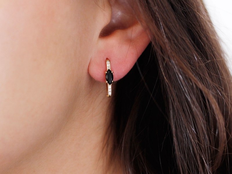 Złote kolczyki wiszące z czarnymi cyrkoniami