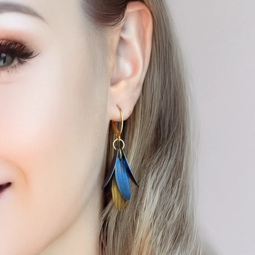 Kolczyki pozłacane wiszące elementy tytan niebiesko złoty