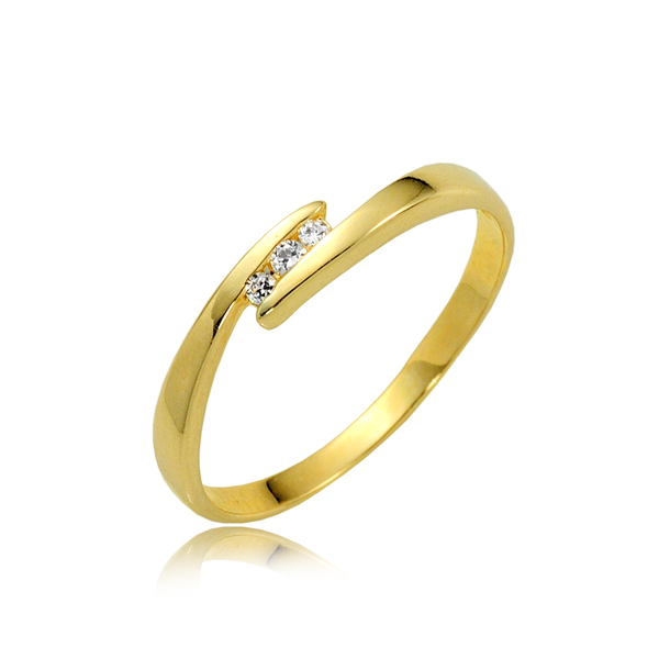 Złoty pierścionek z trzema bezbarwnymi cyrkoniami